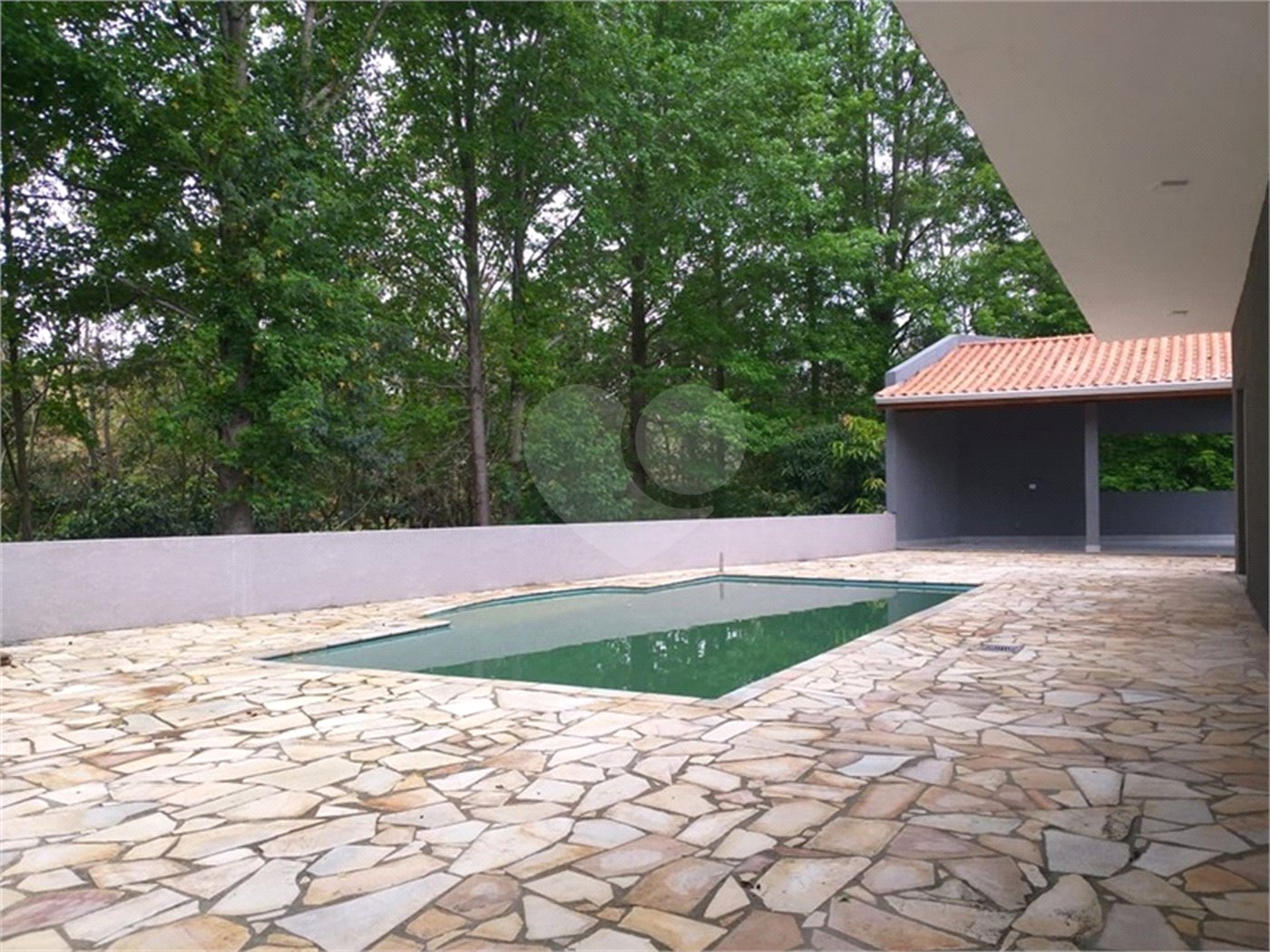 Casa à venda com 2 quartos, sendo 1 suíte, no condomínio Figueira Garden, Atibaia - SP