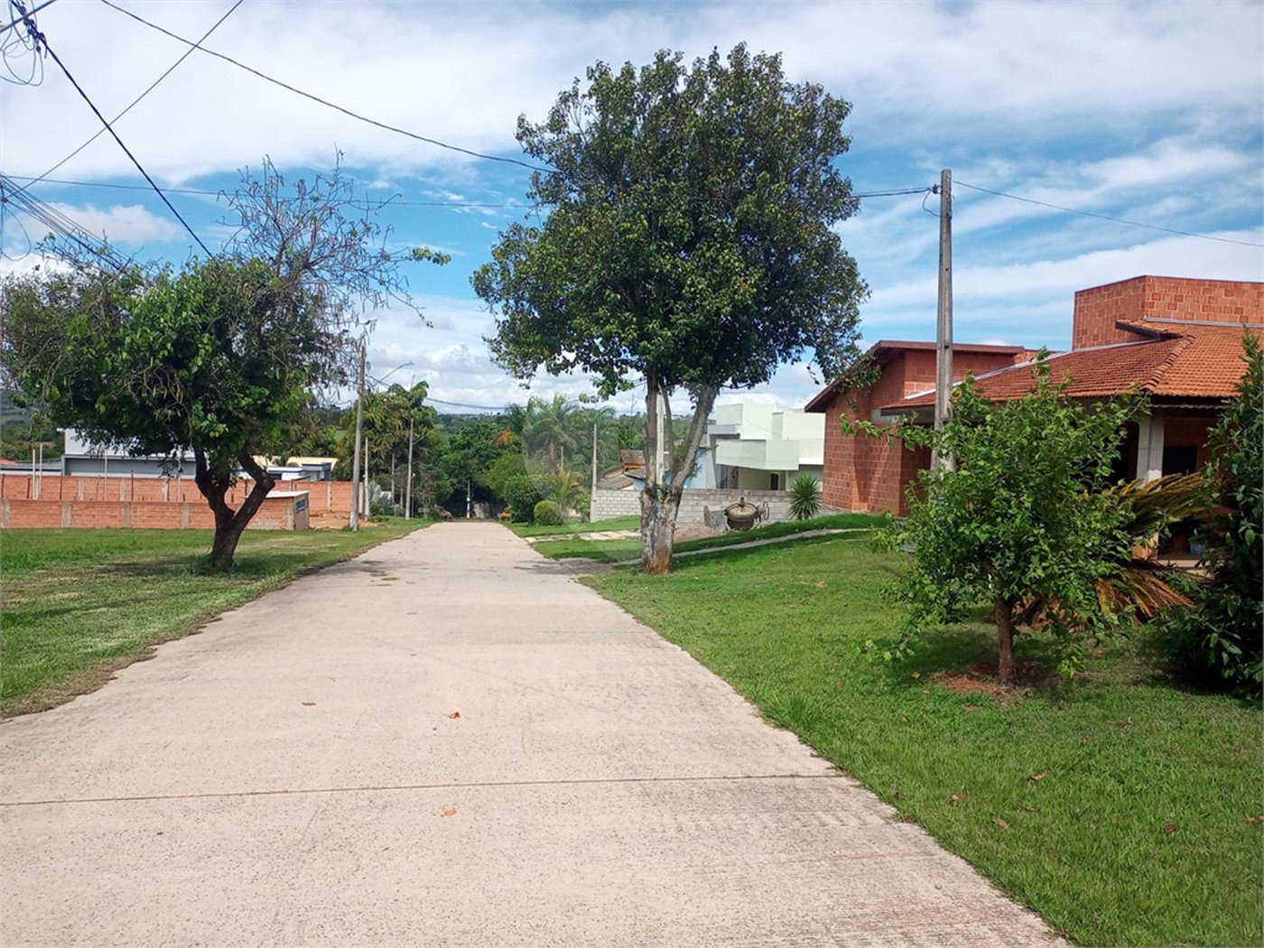Casa à venda com 4 quartos, sendo 1 suíte,  no condomínio Village da Serra, Araçoiaba da Serra - SP