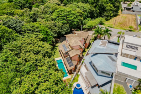 Casa à venda com 5 quartos, sendo 4 suítes, no condomínio Figueira Garden, Atibaia - SP