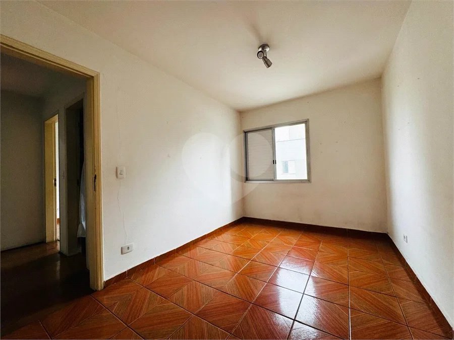 Vende-se Apartamento de 2 Quartos com Sacada na Vila Mascote