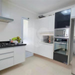 Casa à venda com 3 quartos, sendo 2 suítes, no condomínio Floradas da Serra, São Paulo - SP