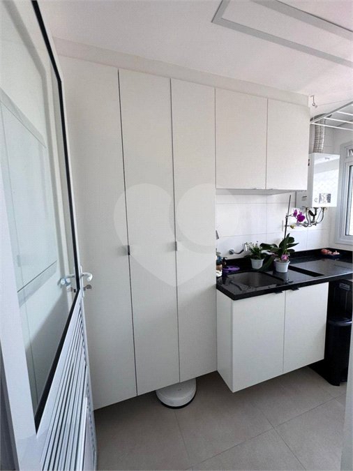 Apartamento á venda de 81m2 no Ipiranga com 2 dorms, 2 suítes, 3 banheiros, 2 vagas. Estuda permuta.