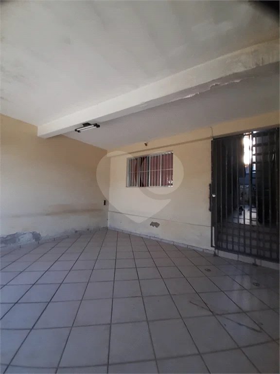 Casa com 250m², 4 dormitórios, 2 vagas.