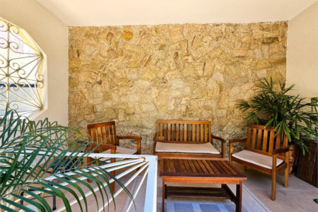 Casa térrea em Atibaia com 3 dormitórios (2 suítes), piscina, espaço gourmet, condomínio fechado