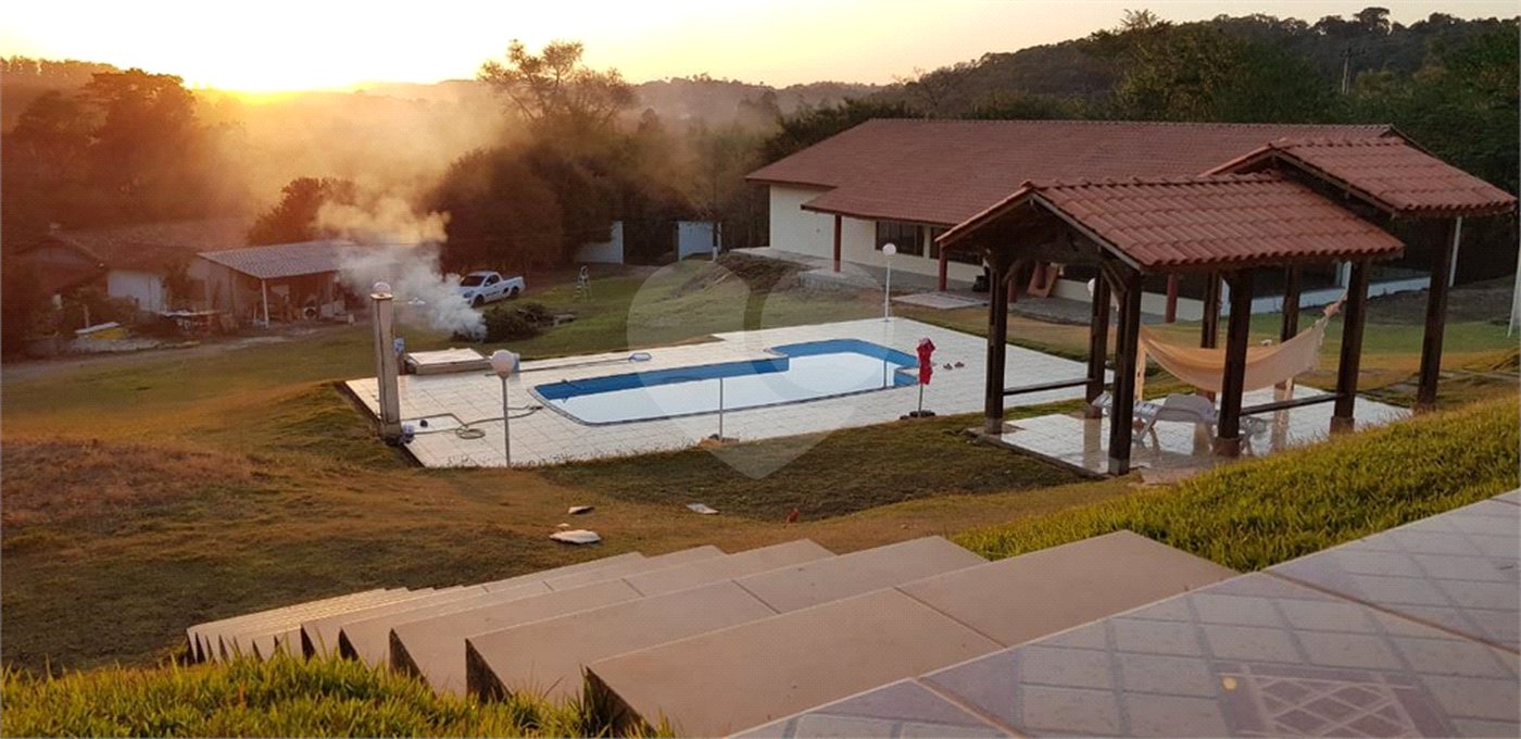 Chácara à venda com 4 quartos, sendo 2 suítes,  em Batatuba, Piracaia, SP