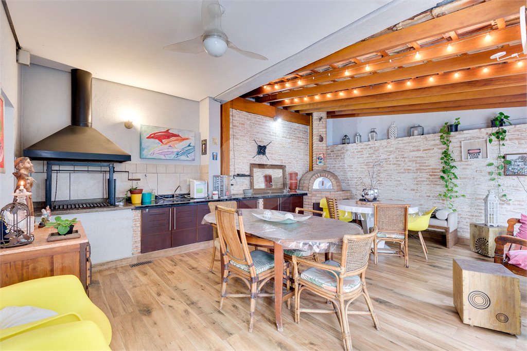 Casa à venda com 3 suítes no condomínio Vila Versalhes, São Paulo - SP