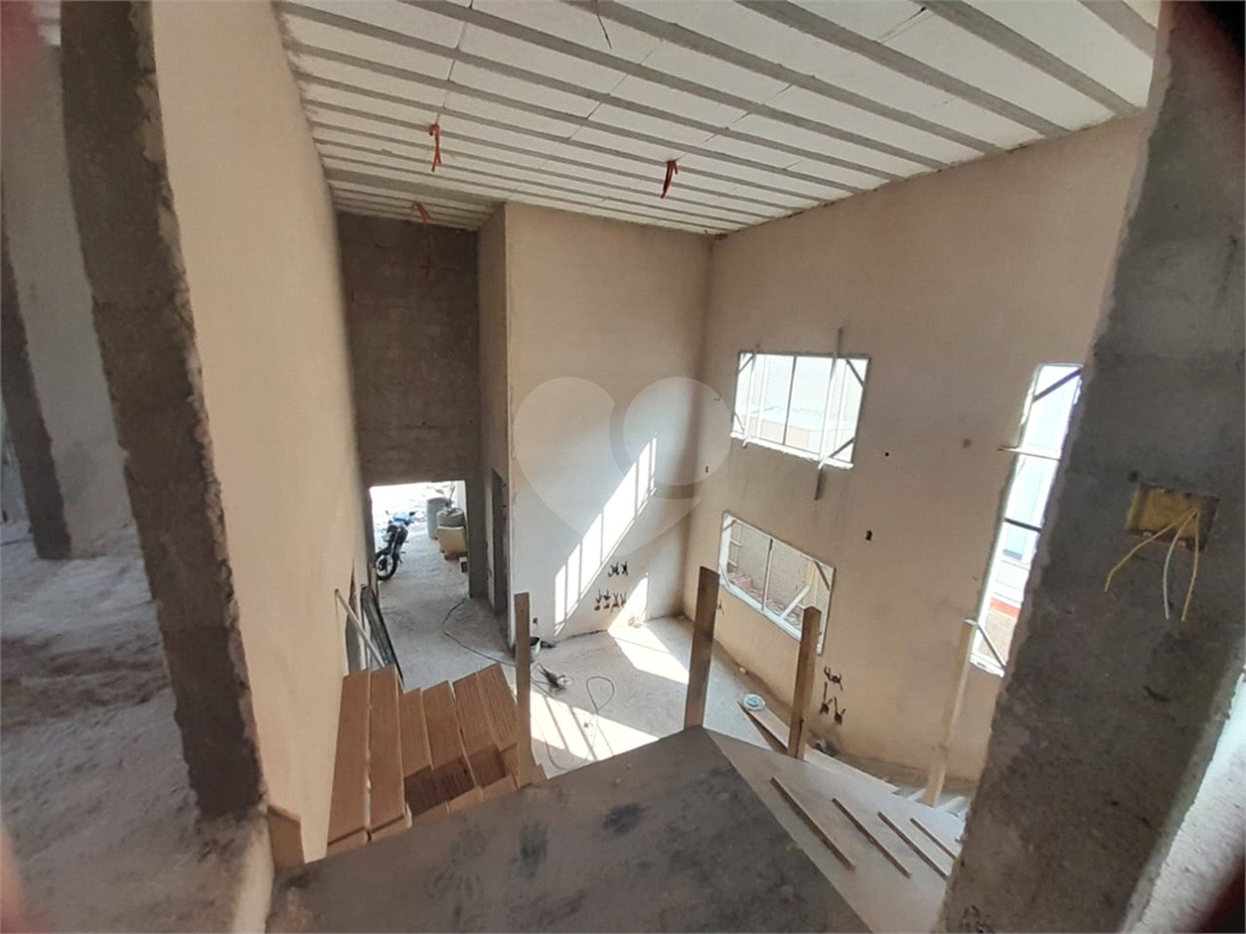 Casa em Construção com Área Gourmet e Piscina no Condomínio Damha II