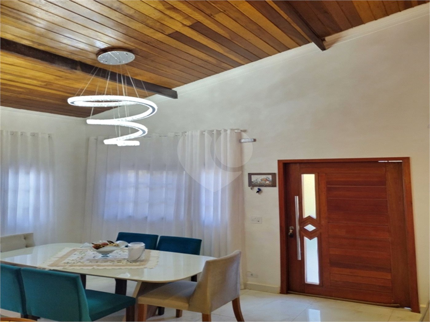 Casa à venda com 3 quartos, sendo 1 suíte, no condomínio Mountain Village, Atibaia - SP