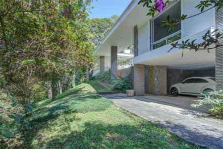 Casa para alugar com 5 quartos, sendo 3 suítes, no condomínio Chácara Flora, São Paulo - SP