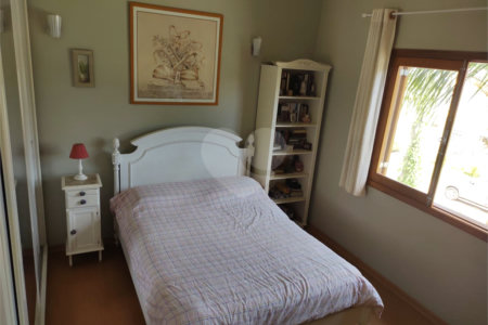 Casa à venda com 4 quartos, sendo 2 suítes, no condomínio Fazendinha Chácara Vale do Rio Cotia, Carapicuíba - SP
