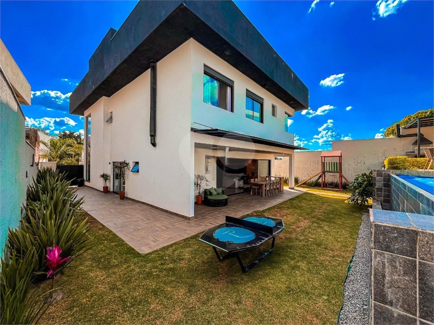 Casa à venda com 4 quartos, sendo 3 suítes,  no condomínio Vintage, Cotia - SP