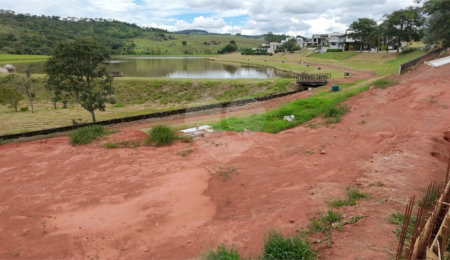 Terreno à venda no condomínio Figueira Garden, Atibaia - SP