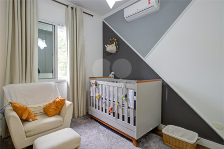 Casa à venda com 4 quartos, sendo 2 suítes, no condomínio Vila dos Ipês, São Paulo - SP