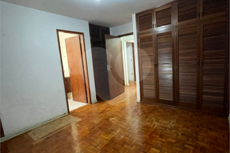 Sobrado à venda com 5 quartos, sendo 2 suítes,  em Vila Oliveira, Mogi das Cruzes, SP