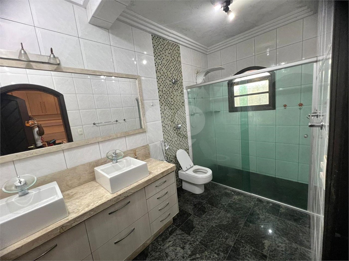 Sobrado à venda ou para alugar com 3 quartos, sendo 2 suítes,  em Arujázinho Iv, Arujá, SP