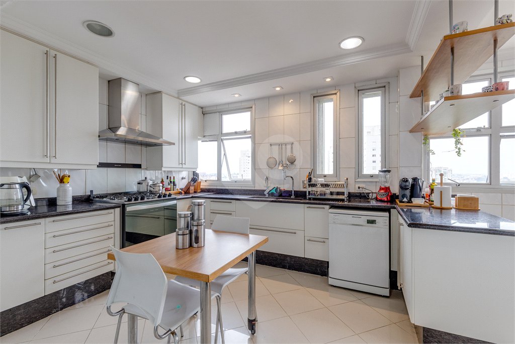 Apartamento à venda com 4 suítes em Jardim Marajoara, São Paulo, SP
