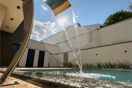 Indaiatuba - Condomínio Milano - Sobrado - 350 m² de terreno - 240 m² de área construída - 4 vagas de garagem, sendo 2 cobertas - Salas de estar e jantar integradas - 3 suítes com closet e varanda no pavimento superior - Escritório no térreo - Espaço gourmet com churrasqueira - Banheiro externo