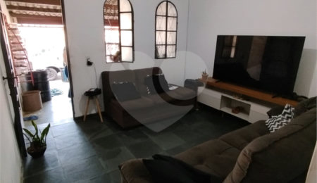 Casa à venda com 2 quartos, sendo 1 suíte,  em Jardim Layr, Mogi das Cruzes, SP