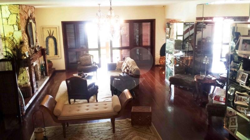 Sobrado à venda com 4 quartos, sendo 2 suítes, em Alto da Boa Vista, São Paulo, SP