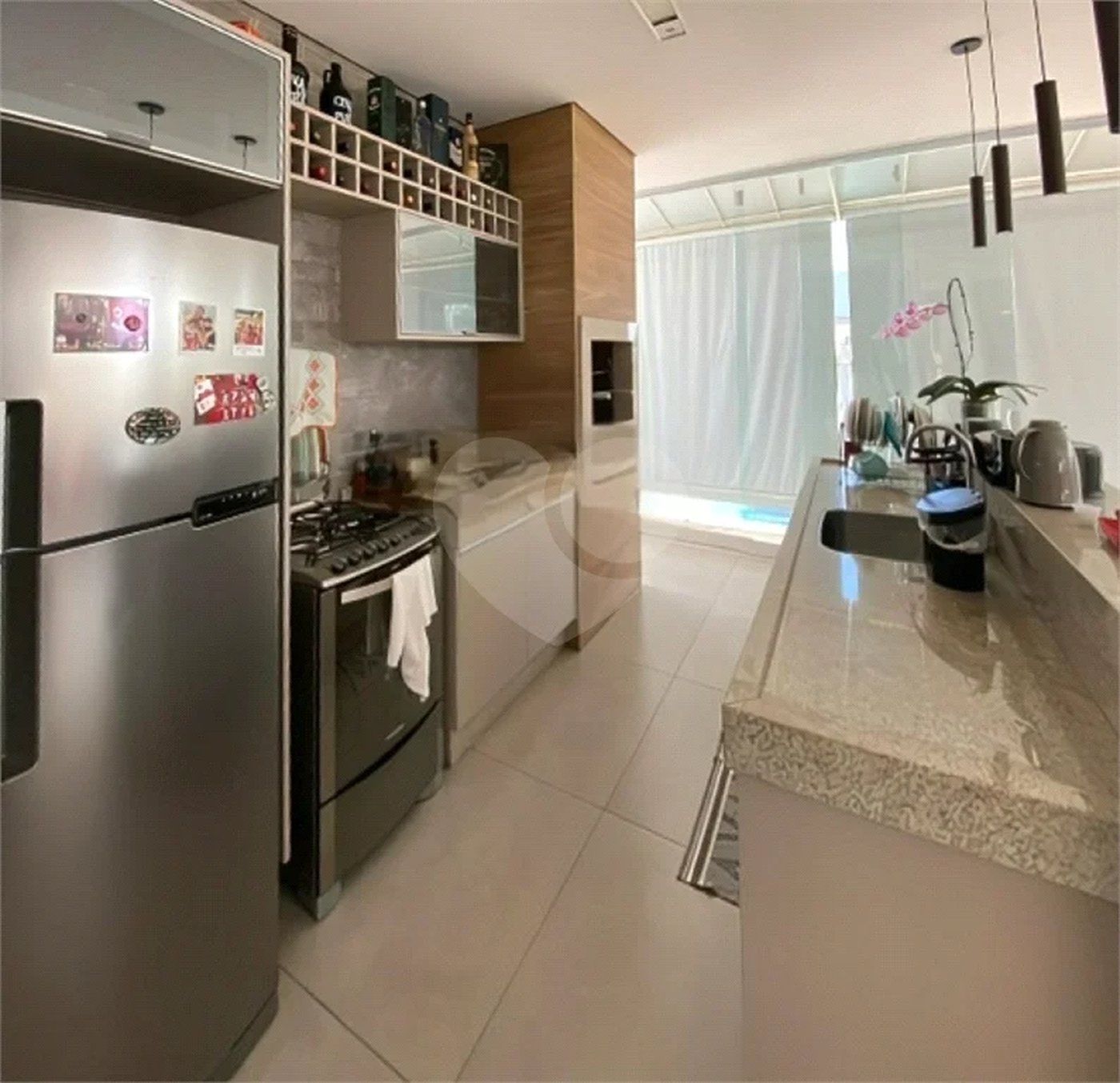 Casa de Alto Padrão em Condomínio com 4 suítes.