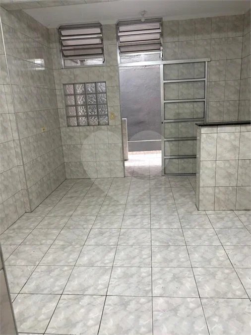 São Paulo - Capital - Bairro Santa Cruz - R4 495.000,00 - Aceita permuta por imóvel na cidade de Indaiatuba- Sp - Sobrado em rua residencial sem saída e com praça particular. O imóvel possui 2 quartos — 1 suíte com dois ambientes e acesso a hall externo. Sala ampla, cozinha com dois ambientes