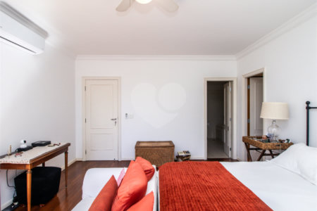 Casa à venda com 5 quartos, sendo 4 suítes, no condomínio Bounganville, São Paulo - SP