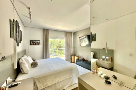 Casa à venda com 4 quartos, sendo 3 suítes, no condomínio Vilarejo, Carapicuíba - SP
