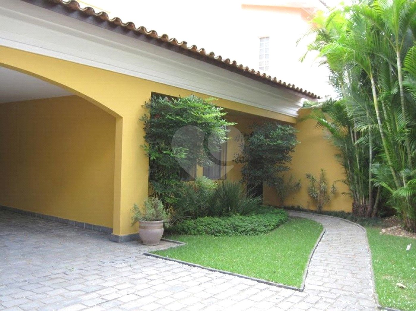 Casa à venda com 4 quartos, sendo 2 suítes,  em Jardim Leonor, São Paulo, SP