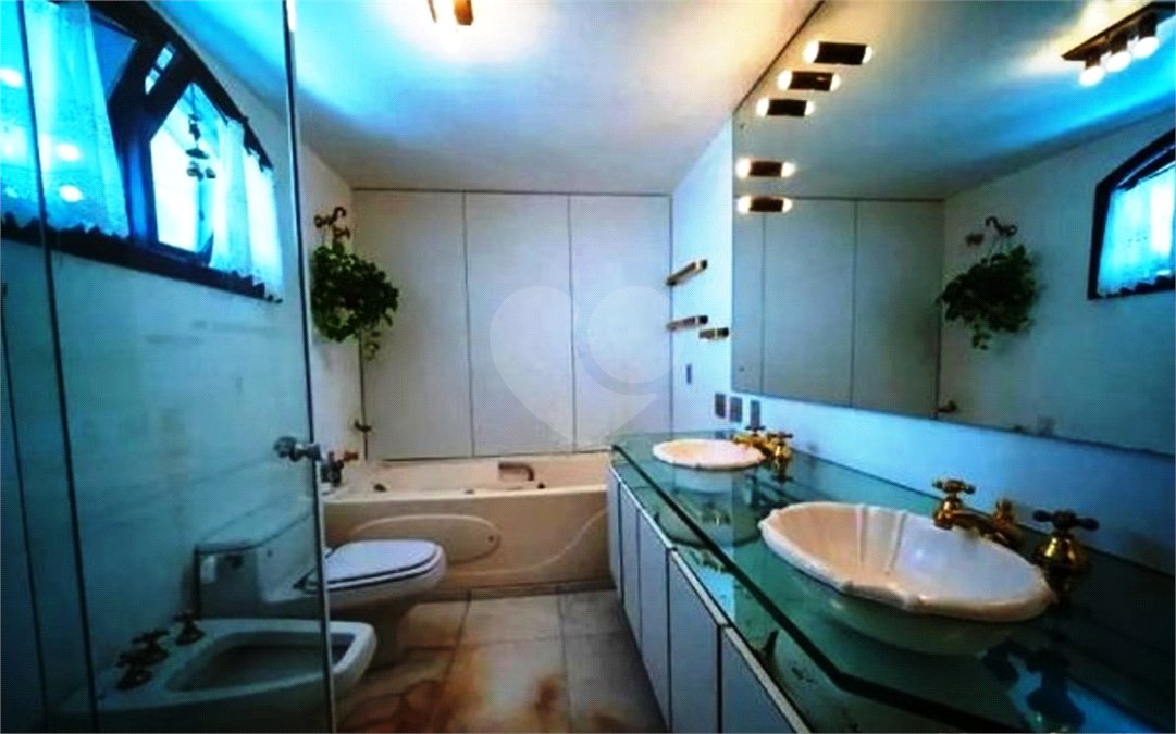 Casa à venda com 5 quartos, sendo 2 suítes,  em Jardim Everest, São Paulo, SP