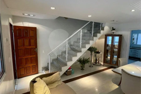 Casa à venda com 3 quartos, sendo 1 suíte, no condomínio Residencial Villagio Vitória, Guarulhos - SP