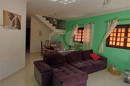Sobrado à venda com 3 quartos, sendo 2 suítes,  em Jardim Marica, Mogi das Cruzes, SP