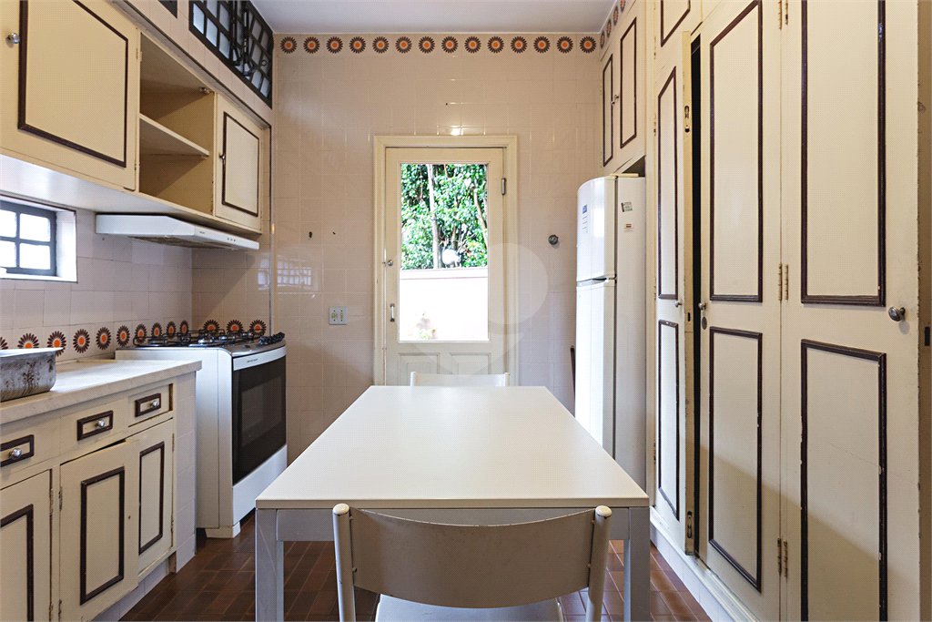 Casa à venda com 4 quartos, sendo 2 suítes, em Alto de Pinheiros, São Paulo, SP