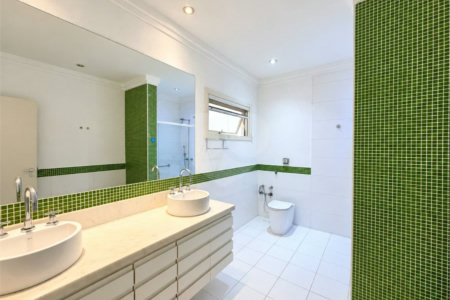 Casa à venda com 3 quartos, sendo 1 suíte, no condomínio Vila das Emboabas, São Paulo - SP