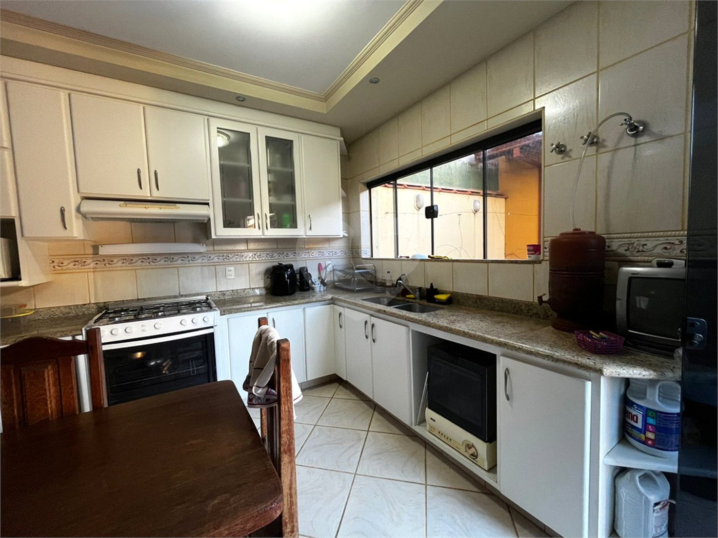 Casa à Venda na Rua Principal do Parque Fehr com Aquecedor Solar