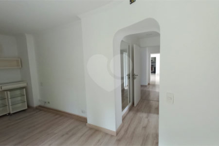 Apartamento à venda com 3 quartos, sendo 1 suíte,  em Vila Andrade, São Paulo, SP
