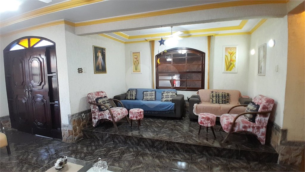 Casa à venda com 4 quartos, sendo 1 suíte, em Bangu, Rio de Janeiro, RJ