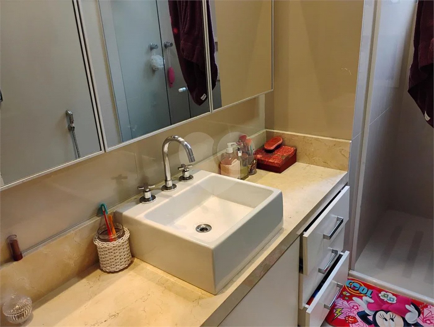 Apartamento reformado , 3 suítes , 3 vagas. Próximo a Avenida Paulista e metrô Brigadeiro . Prédio de construtora renomada. Único !