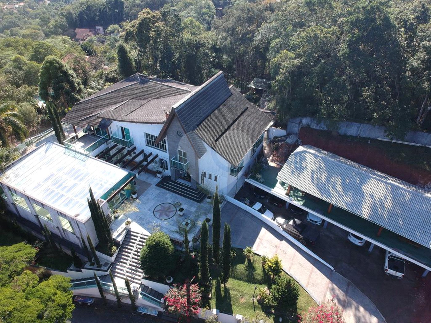 Casa à venda com 6 quartos, sendo 5 suítes, no condomínio Alpes da Cantareira, Mairiporã - SP