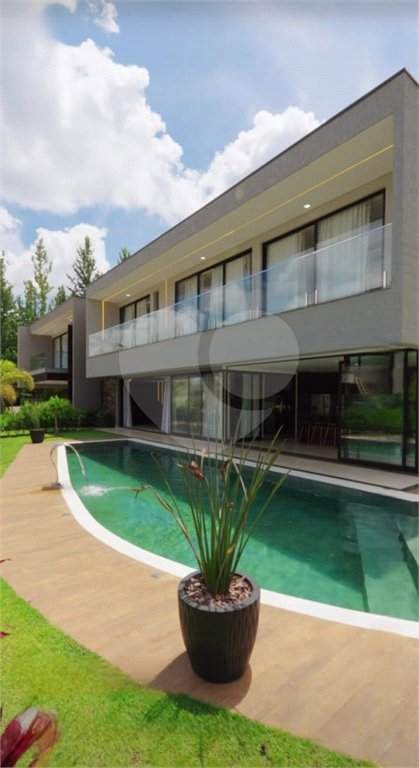 Casa à venda com 4 suítes no condomínio Figueira Garden, Atibaia - SP