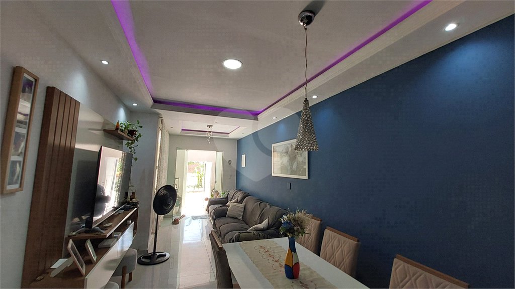 Casa à venda com 4 quartos, sendo 2 suítes, no condomínio Vivendas do Mendanha, Rio de Janeiro - RJ