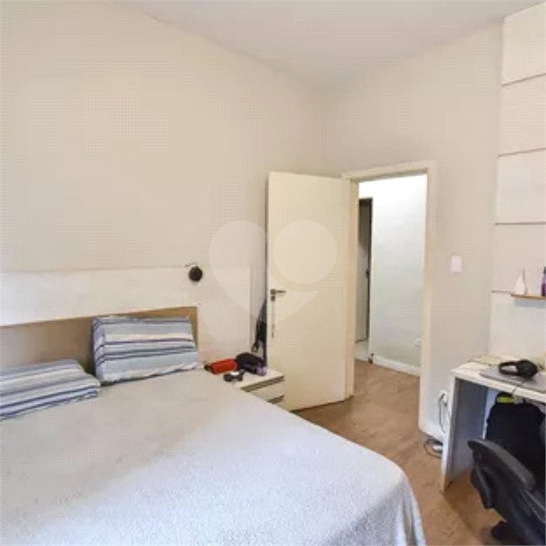 Apartamento á venda de 108m2 no Cond. Edifício Silvia a 350 metros da estação do metro Ana Rosa (linha azul e verde).