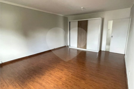 Sobrado à venda com 3 quartos, sendo 2 suítes,  em Vila Oliveira, Mogi das Cruzes, SP