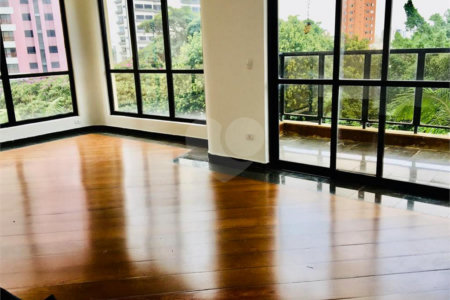 Apartamento no Bosque da Saúde com 4 dormitórios.