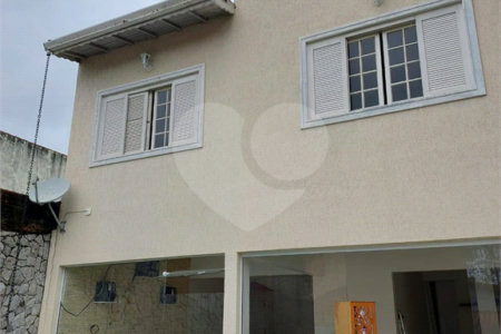 Sobrado à venda com 3 quartos, sendo 1 suíte, em Jardim Fonte Áurea, Poá, SP