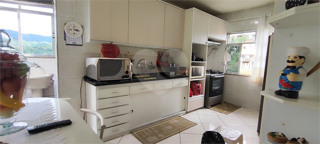 Casa à venda com 5 quartos, sendo 3 suítes, no condomínio Village Texeira Campos, Rio de Janeiro - RJ