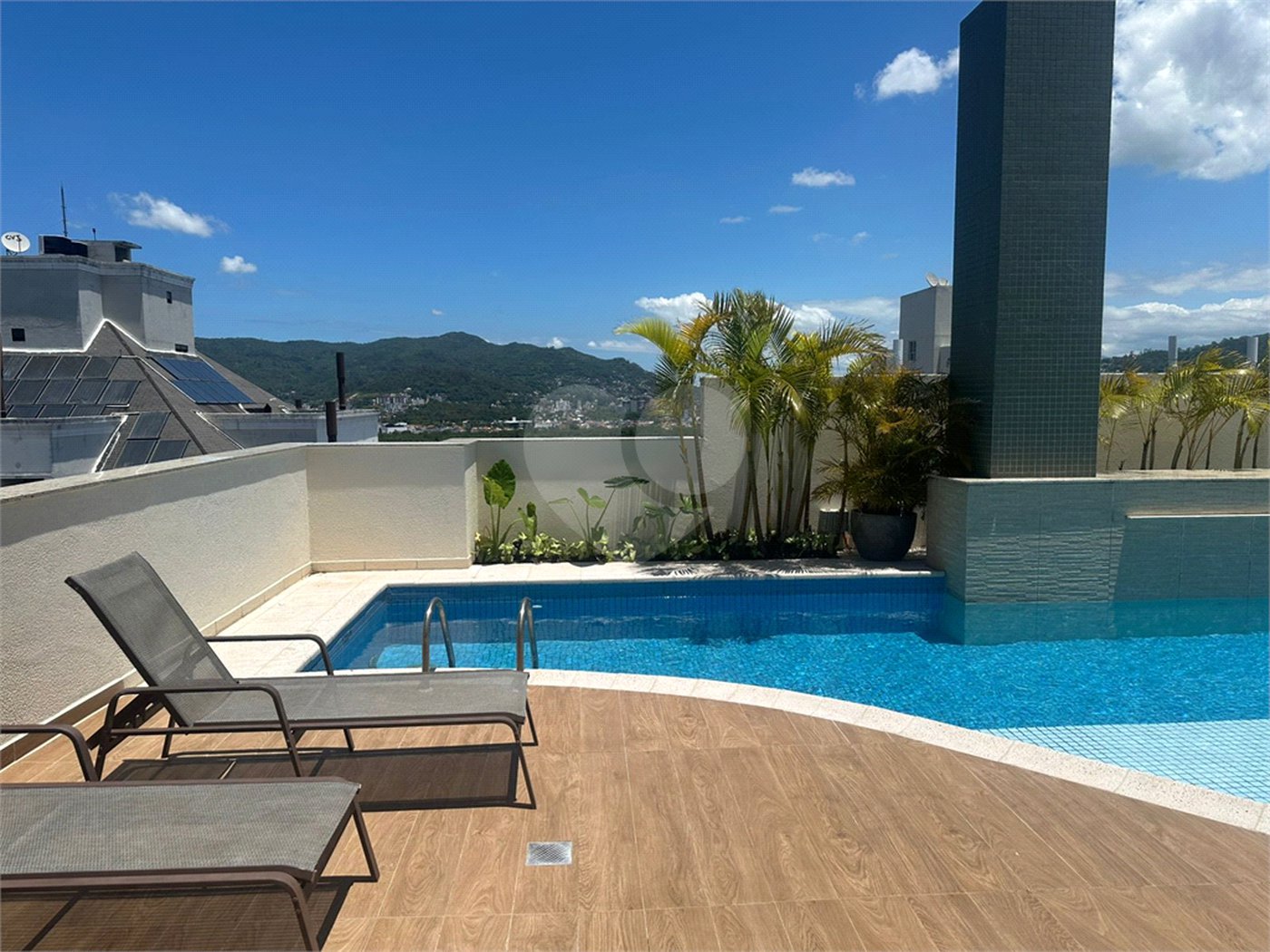 Apartamento à venda ou para alugar com 2 suítes em Itacorubi, Florianópolis, SC