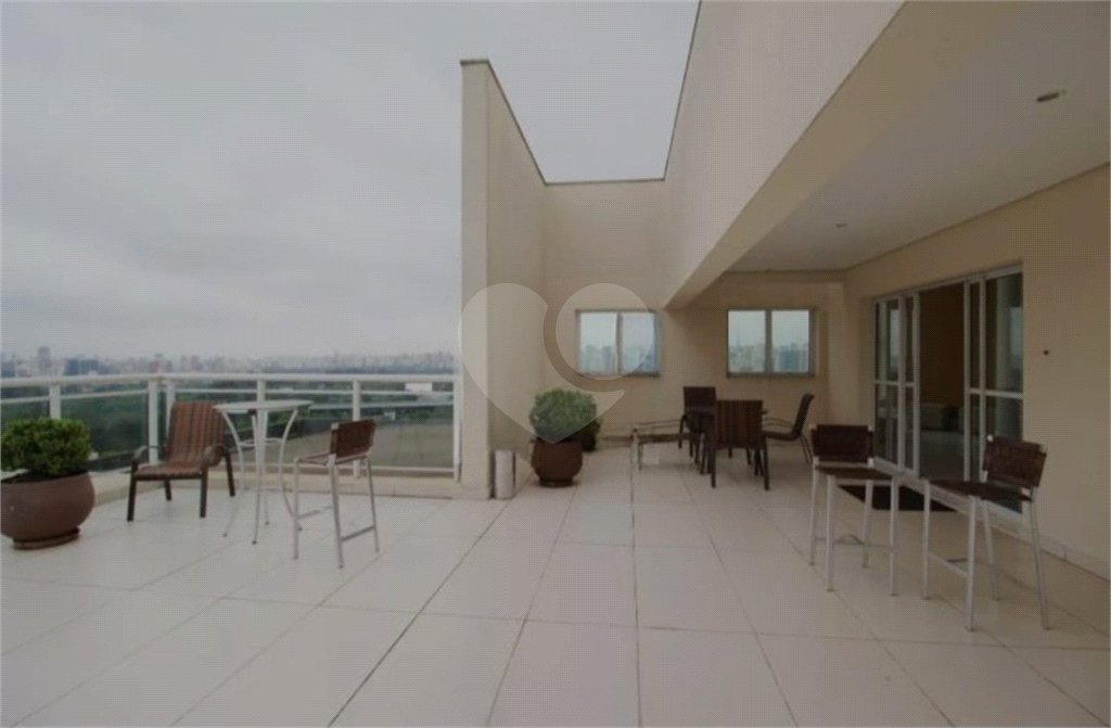 Apartamento com dois dormitórios sendo um climatizado, com duas vagas de garagem.