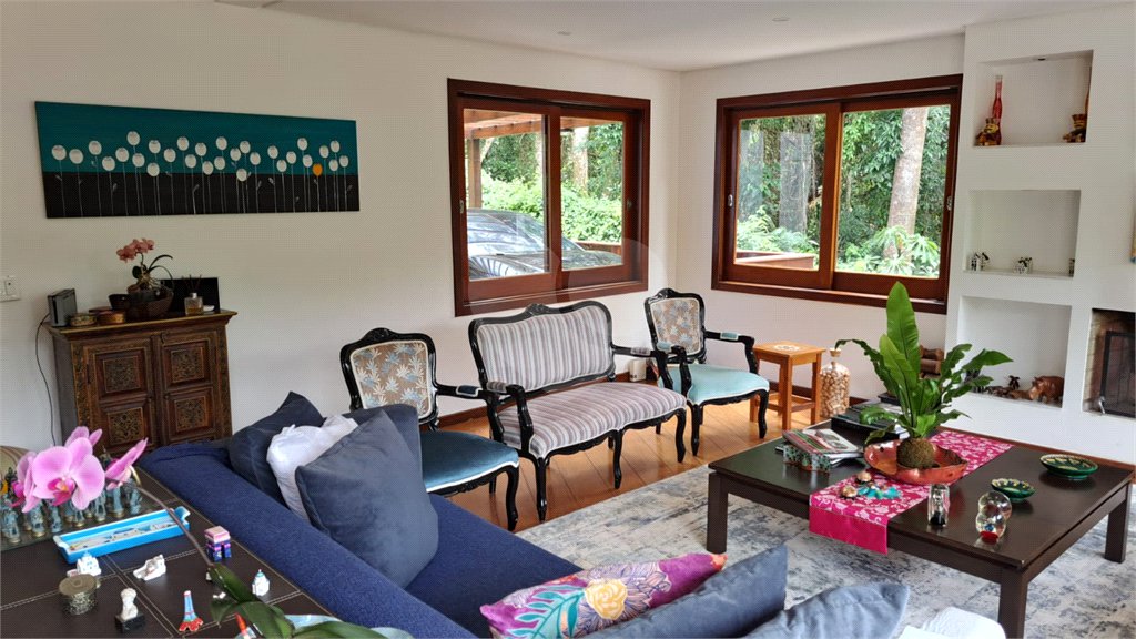 Casa à venda com 6 quartos, sendo 4 suítes, no condomínio Alpes da Cantareira, Mairiporã - SP
