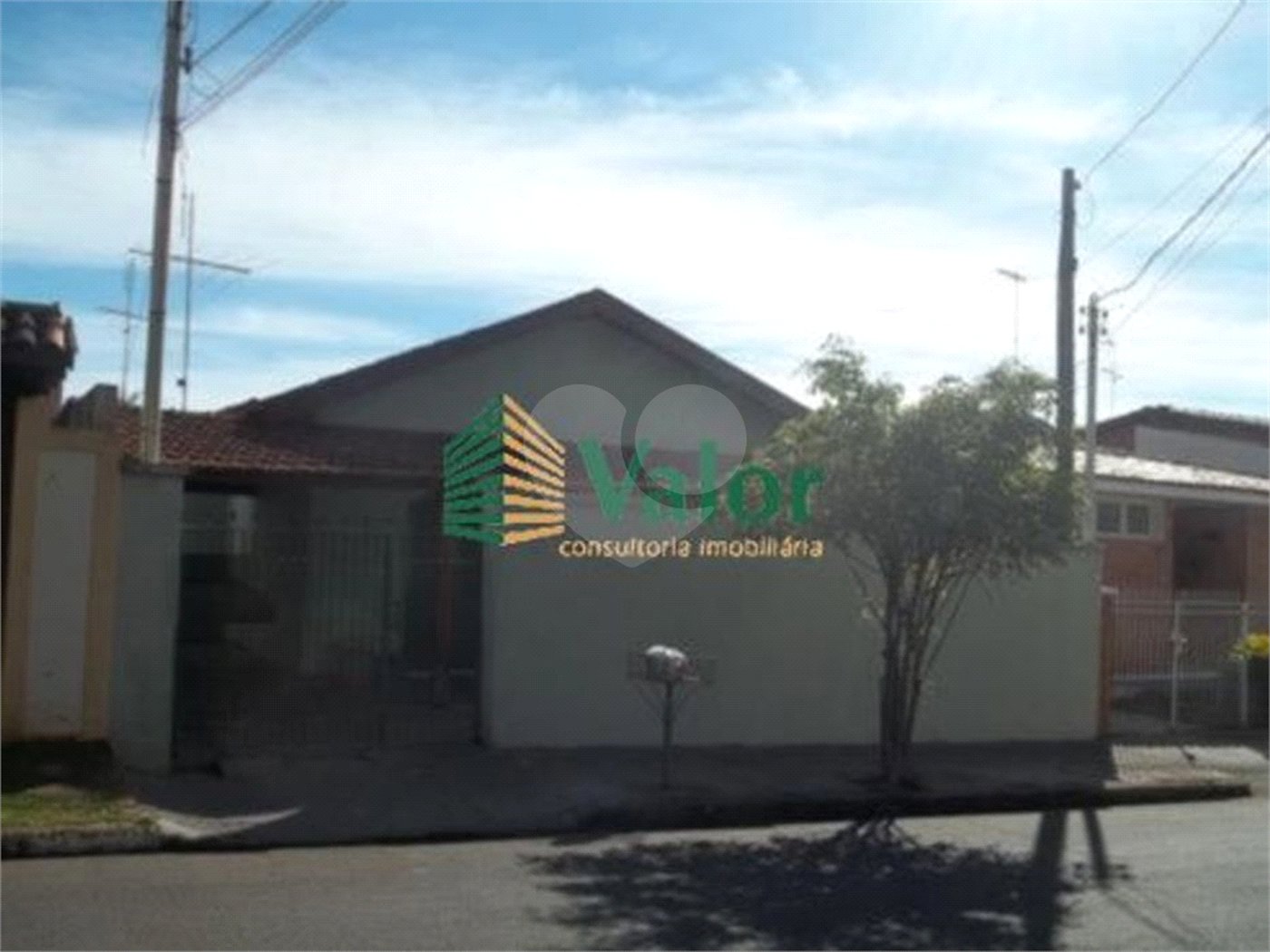 Terreno medindo 440,00 m² de área total e 231,66 m² de área construída. São 02 casas.