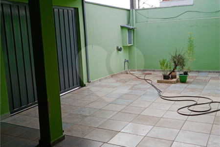 Casa térrea com 3 dormitórios.